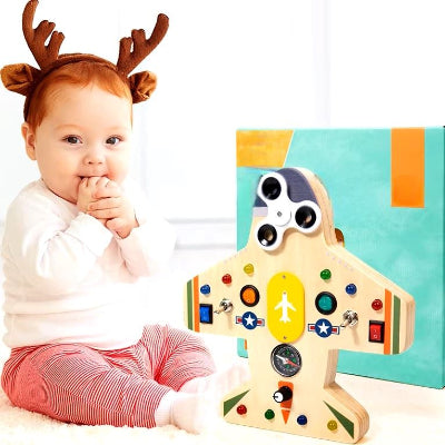 Jouet Montessori avion bois avec bébé assis 