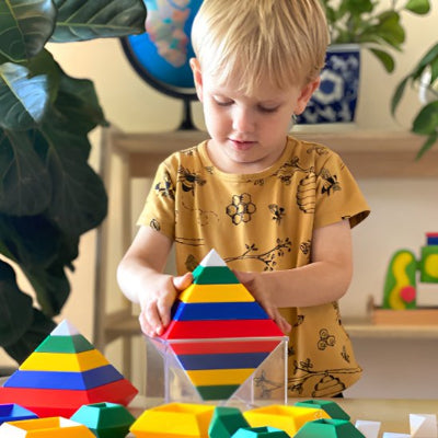 jeux construction coloré garçon joue