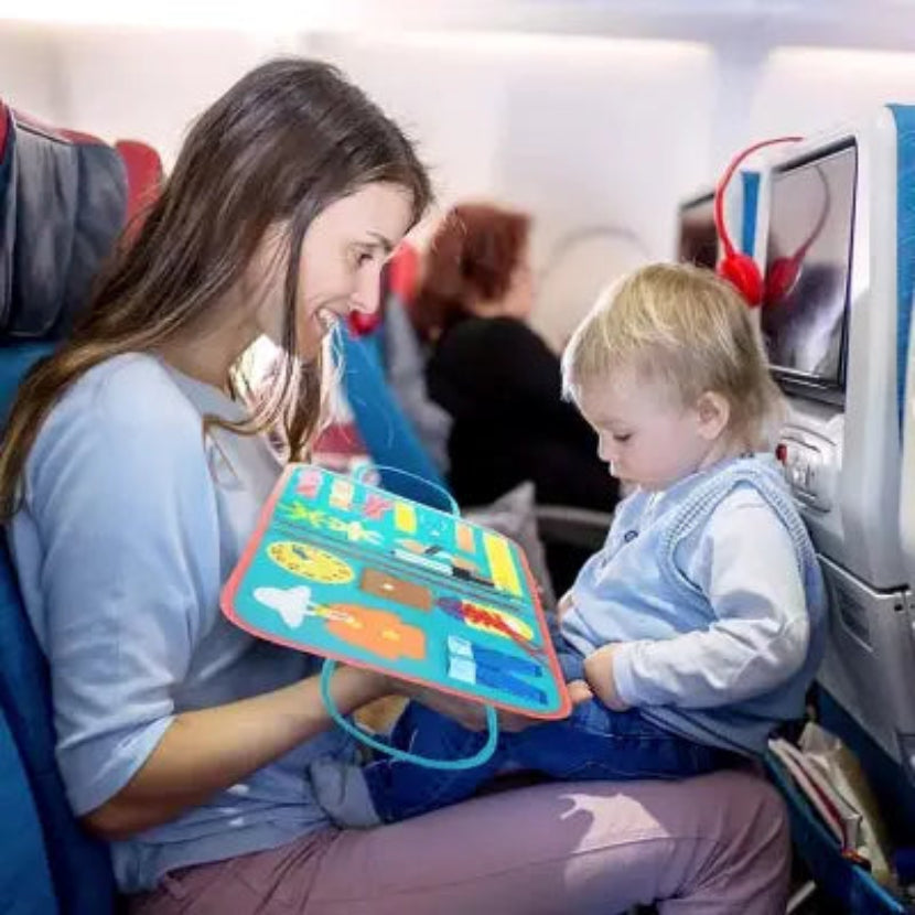 jeux montessori enfant avec maman dans avion