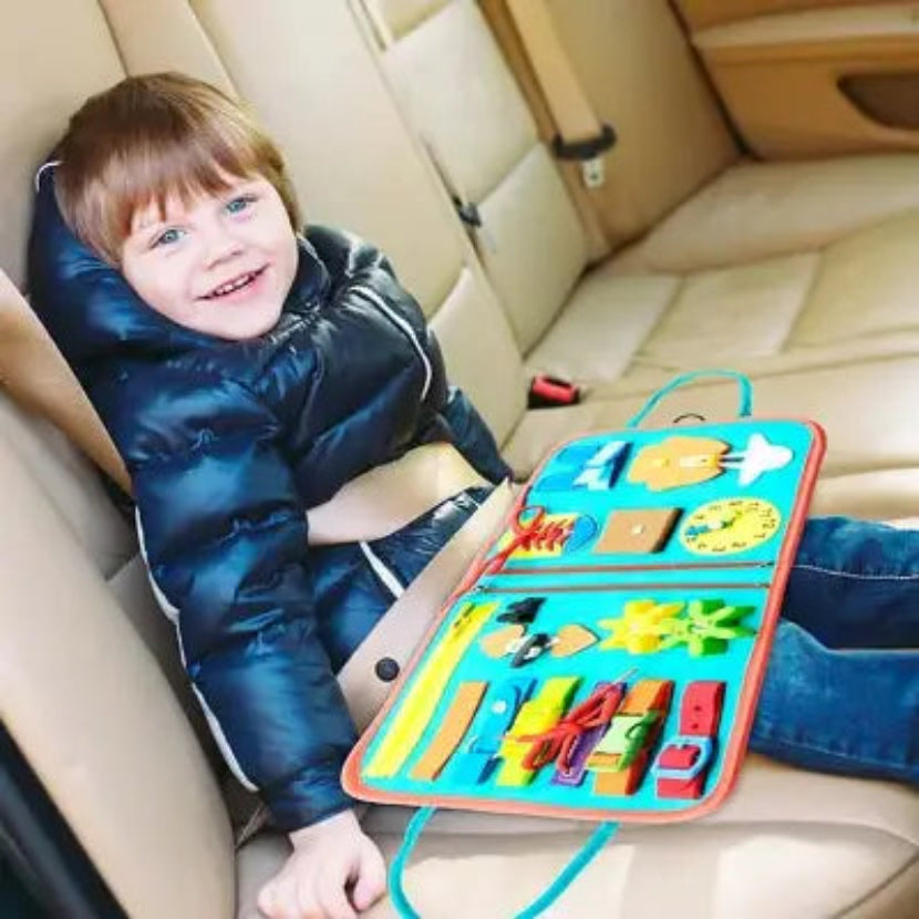 jeux montessori enfant ouvert dans voiture