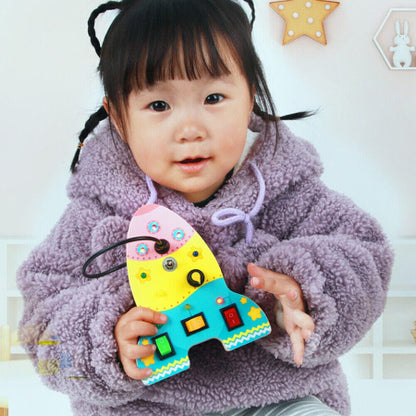 jouet montessori fusée fillette tient dans mains