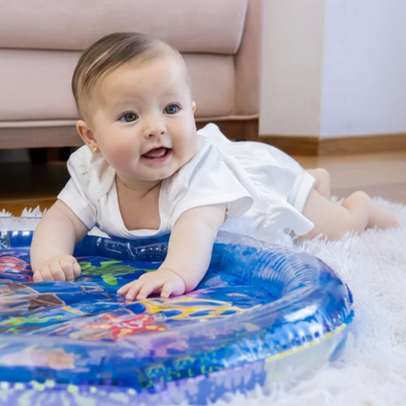 tapis eau rond fillette sourriante