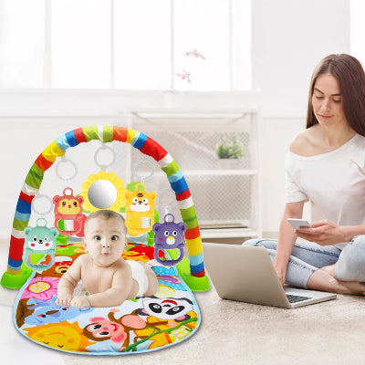 tapis éveil bébé avec maman travaille