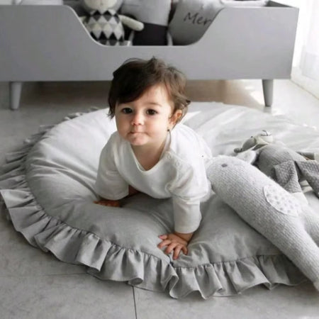 tapis éveil gris simple avec fillette redressee